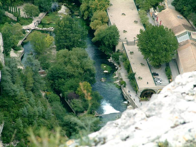 Fontaine de Vaucluse depuis le haurt de la falaise (St Nitou)