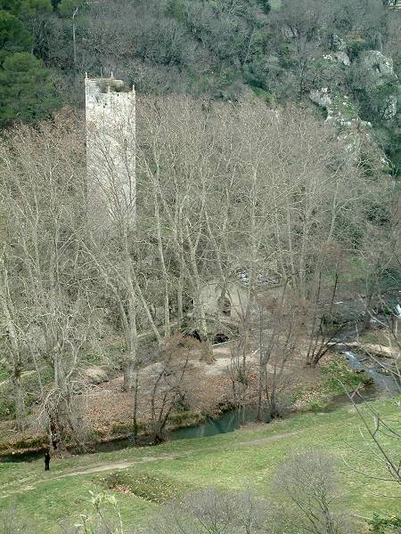 vue sur une Tour au bord de l'Alzon